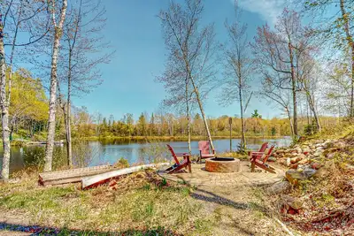 Image de Lakefront home with large patio, fire pit, & a provided kayak