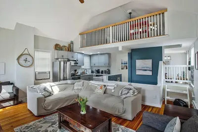 Image de Charming Beach House Top Floor - Walk Everywhere!