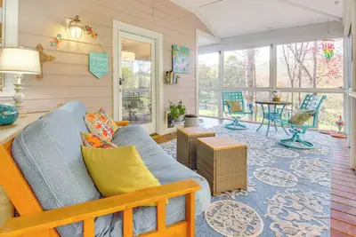 Image de Blue Ridge Mtn Retreat: Porches & Creek Access