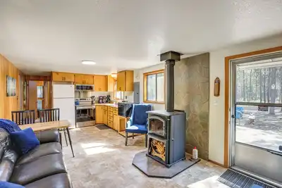Image de 1 Mi to State Park: Peaceful La Pine Cabin w/ Deck