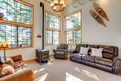 Image de 1 Mi to Skiing: Cabin w/ Deck in Bear Valley!