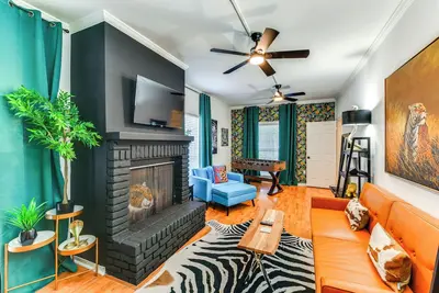Image de Colorful Baton Rouge Home: Deck, Grill & Fire Pit