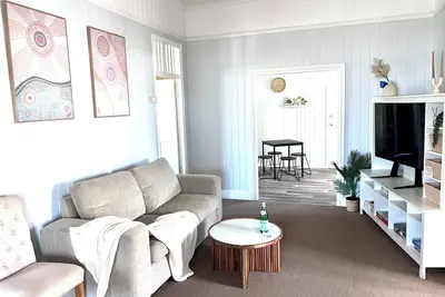 Image de Spacious 4-bedroom home in fabulous Norman Park- views on Cbd and Storey Bridge