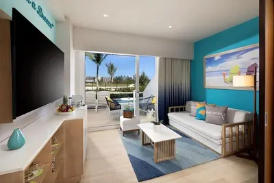 Image de Family Swim-Up Suite: All-Inclusive Luxury with Pool Access & Premium Benefits