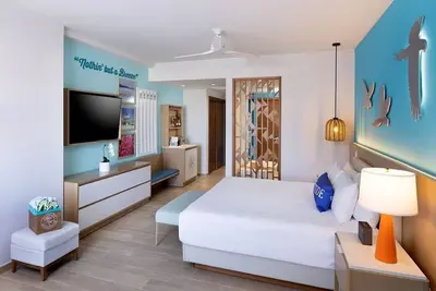 Image de Elegant Art Suite: Freestanding Tub, Rainforest Showers, and Premium Benefits
