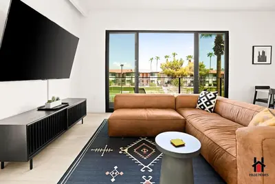 Image de Sunset Private Rooftop|Pool|Walk to Shops & Dining