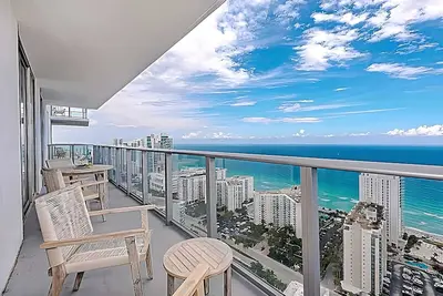 Image de Apartment with amenities and oceanfront balcony