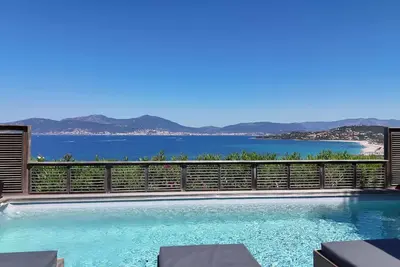 Image de 3 chambres, piscine et vue mer