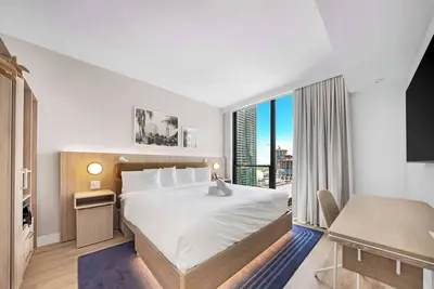 Image de Modern 1bd + Den With City Views