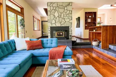 Image de Views! Japanese Soaking Tub. Double Fireplace. Chef Kitchen, Herb Garden