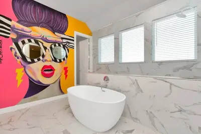 Image de IRArtHouse2|Sleep17|3Bdrm|AmazingMurals|Dt-Hou