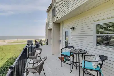 Image de Gulfviews, short walk to Beaches w Pool sleeps 4