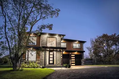 Image de Riverfront Retreat Modern Home w Sauna and Hot Tub