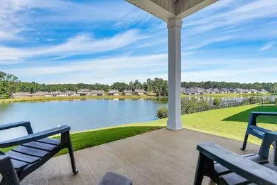 Image de Single-Level 4br Home with Lake Views & Pool Access