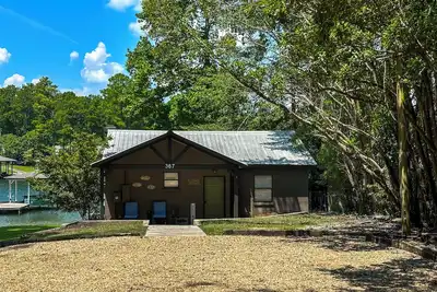 Image de Charming 2-bedroom 2 bath house on beautiful Lake Martin. Quiet and peaceful.