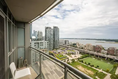 Image de Globalstay. Lake View 1bd+den in Downtown