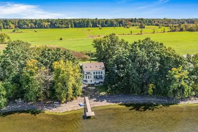 Image de Lovely new home right on Lake Champlain