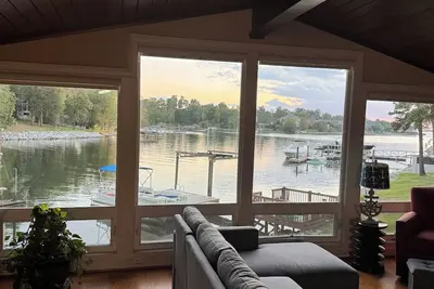 Image de A Charming 2-bedroom house located on Lake Murray Sc!