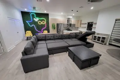 Image de Social House w/ Rooftop Deck, King Bed & 2-car garage parking!