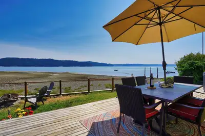 Image de CanalFront Haven with Gorgeous Waterview, Hot Tub and Ev Charger