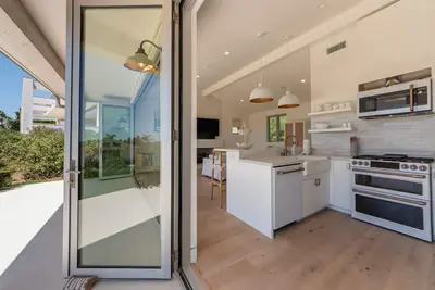 Image de Charming cottage in Malibu Park above Zuma Beach.