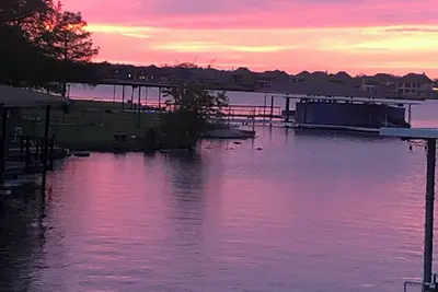 Image de Castaway Cove Lake House with boat slip and dock on Lake Granbury