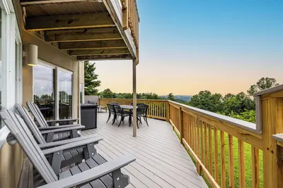 Image de Game floor/Movie theater/Hot Tub w/fresh water/Views/Sleep 16!