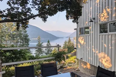 Image de The White House - Lakeview, family friendly, A/C- Nelson Bc