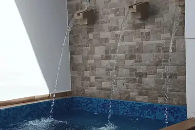 Linda casa con alberca y cascada. \n\n