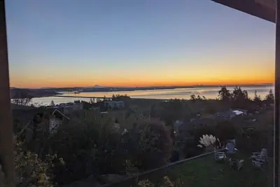 Image de The Lighthouse Lookout - An ocean view 2-bedroom suite with Ac, WiFi in Victoria