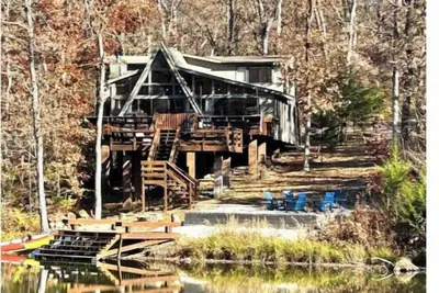 Image de Lakefront cabin with canoes, fishing, fire pit, and ping pong