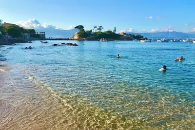 Image de Paradisiaque à 50 m de la plage sur la presqu’île Isolella.