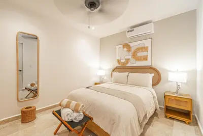 Image de 1 Bd w/ Balcony, Gym, Pool View