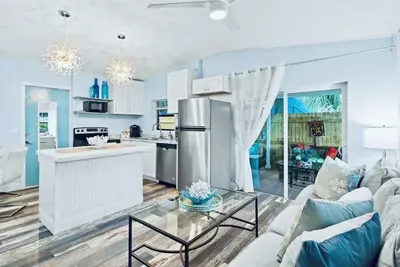 Image de 1 Block to beach- fenced in yard- updated- super cozy bungalow