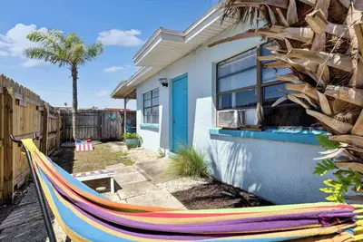 Image de 1-block to Beach - Charming 2 unit\/4-bedroom bungalow in Cocoa Beach w Ac, WiFi