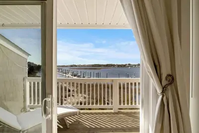 Image de “No Bad Days” Waterfront Townhome: Spectacular Sunset Views, Bring your boat!