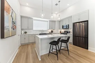 Image de Luxury 3  Story Home Spring Branch Ev Ready Garage