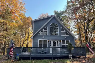 Image de Cozy Cabin in Lake Harmony, 3Bedroom+Loft w Deck, Firepit & WiFi! Dog Friendly!