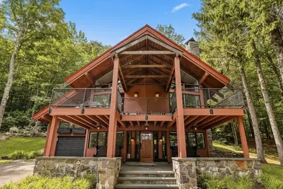 Charming 4-bedroom Ski house in Stratton with Shuttle or walk to slope.