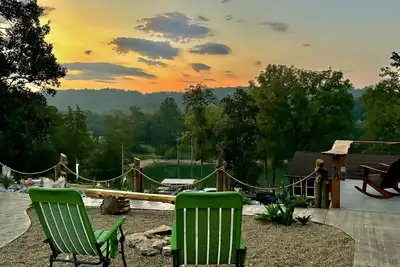 Image de Lakefront, hot tub, 2 bdrm w/ loft, kayaks, beach, fire pits, ! sxs trails