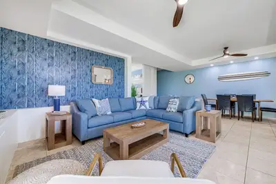 Image de Gorgeous Renovated Condo Walking Distance to Beaches! ! Large Private Lanai