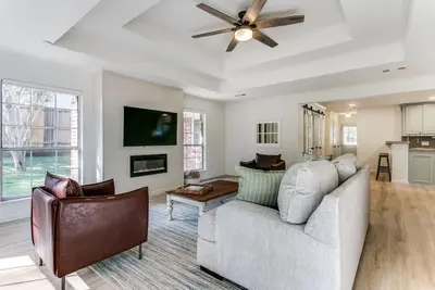 Image de The Main Street Cottage: Dog-Friendly, Central Dfw location, Walk to Main St