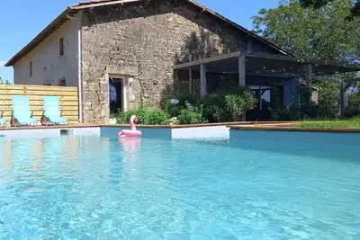 Image de Maison avec piscine au calme, Ă 1h de La Rochelle, du Futuroscope, du Puy du Fou