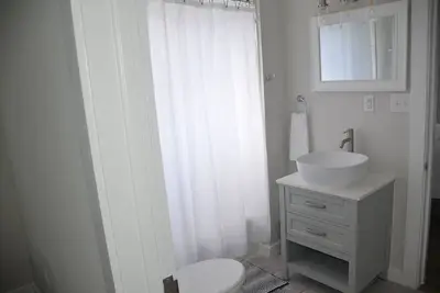 Image de Two bedroom, one bath, modern bungalow with full kitchen and  outdoor dining.