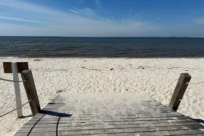 Image de 4-bedroom home for 10 with Mil and walkable beach access