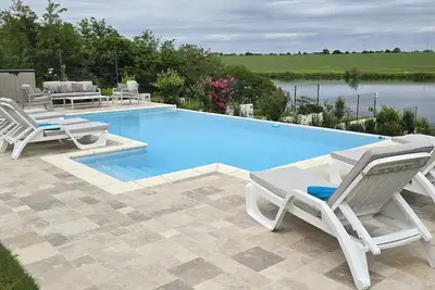 Image de Holiday house 5-10 min to Therme Bucharest and Airport