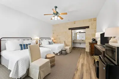 Image de Room with Two Queen Beds, microwave, mini-fridge, gas fireplace and porch