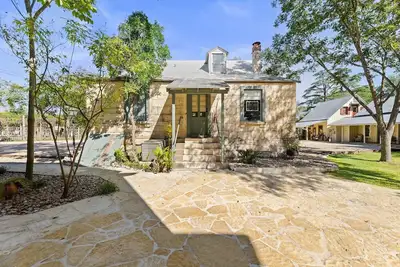 Image de Private Two Bedroom House with 2 Bathrooms, Living Room, Kitchen and Porch