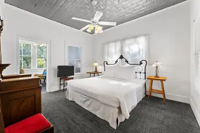 Image de Two Bedrooms with One King and One Full Bed, microwave and mini fridge