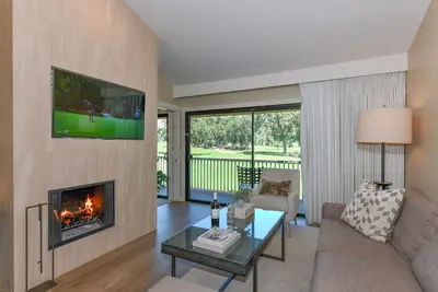 Stylish 2 king bed w/ensuite bath. Lush Golf Course view! Perfect for 2 couples!